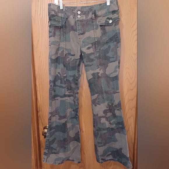 EUC green camo print bootcut leg jeans size 10 - Picture 7 of 13